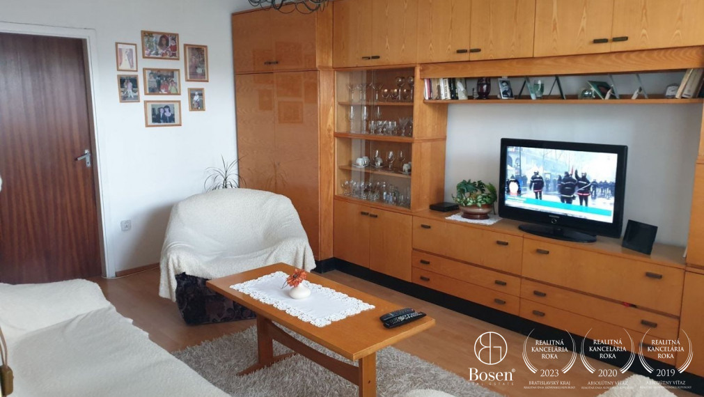 PREDANÝ 4 izbový byt Bratislava - Dúbravka