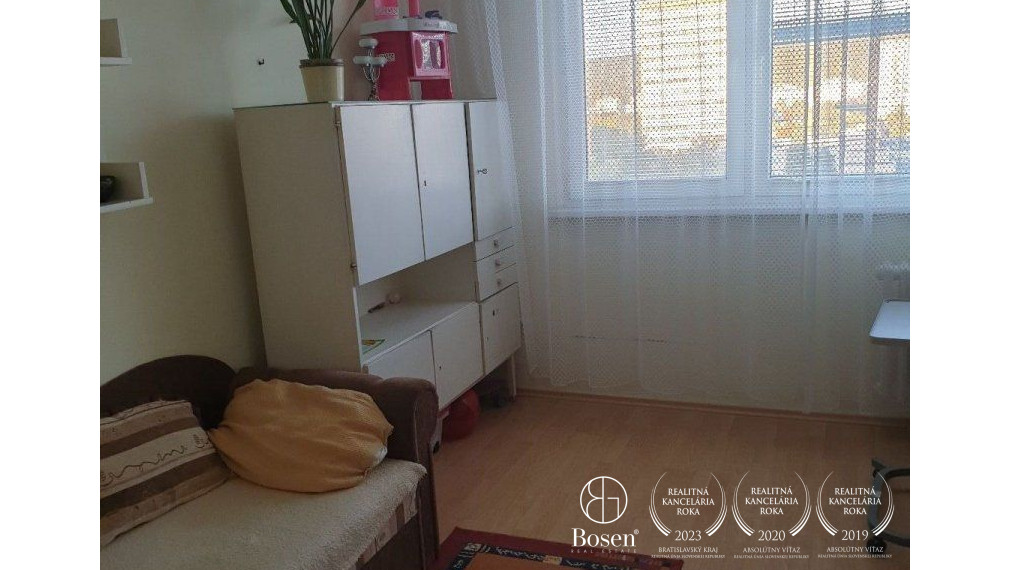 PREDANÝ 4 izbový byt Bratislava - Dúbravka