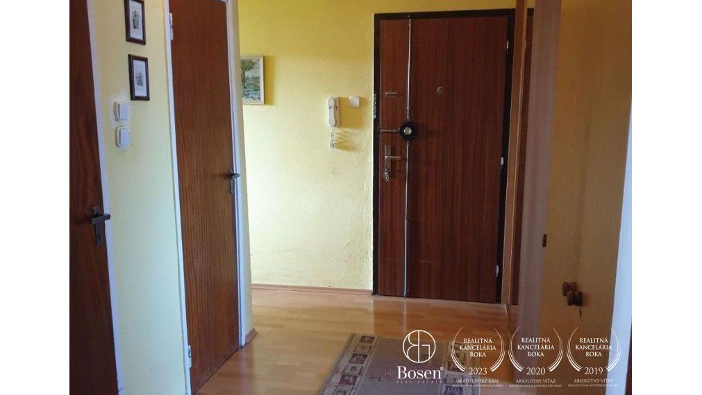 PREDANÝ 4 izbový byt Bratislava - Dúbravka