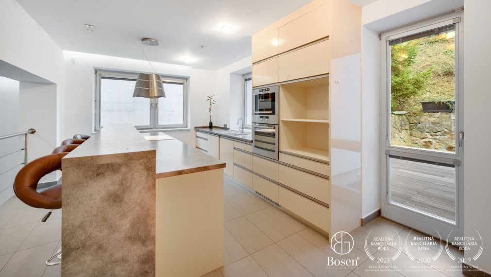 BOSEN | Superior 8 rooms. family house under Slavín