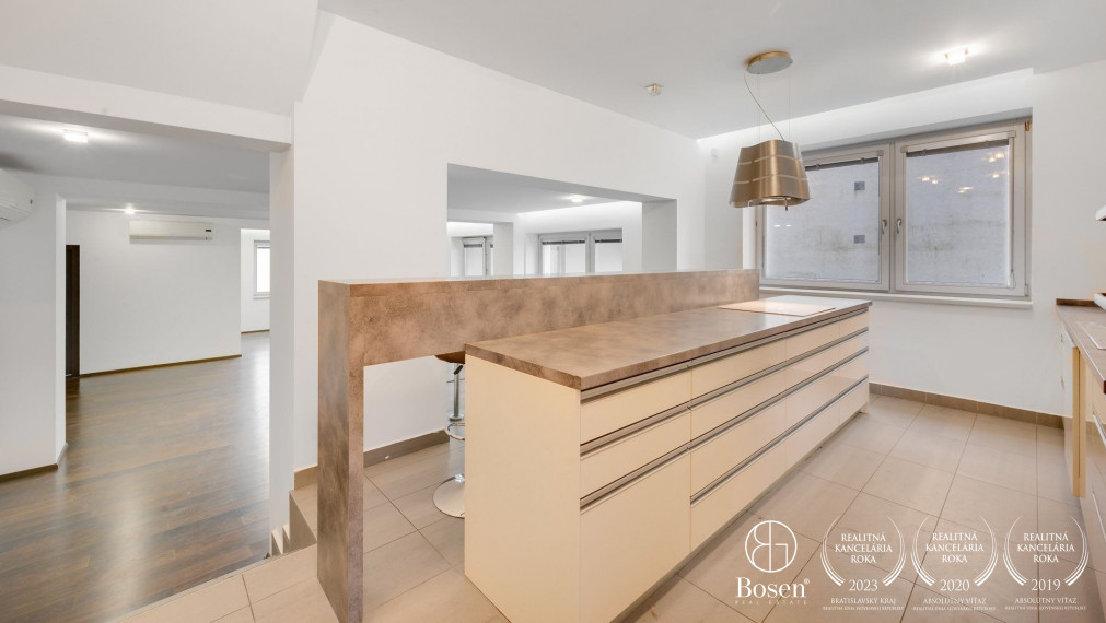 BOSEN | Superior 8 rooms. family house under Slavín