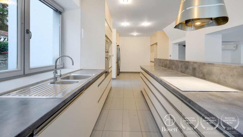 BOSEN | Superior 8 rooms. family house under Slavín