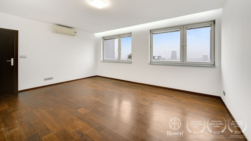 BOSEN | Superior 8 rooms. family house under Slavín