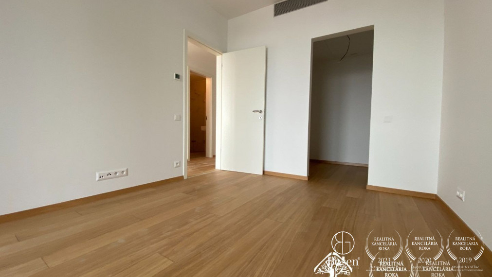 BOSEN | PREDANÉ: SKY PARK - 2 izbový byt na 18. poschodí, Továrenská ul., Staré Mesto, 51 m2