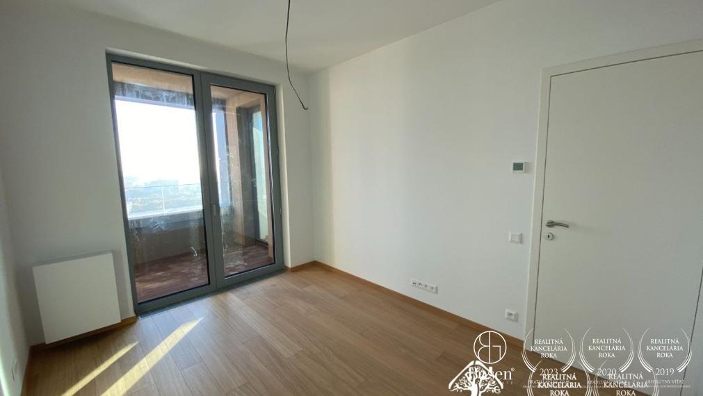 BOSEN | PREDANÉ: SKY PARK - 2 izbový byt na 18. poschodí, Továrenská ul., Staré Mesto, 51 m2