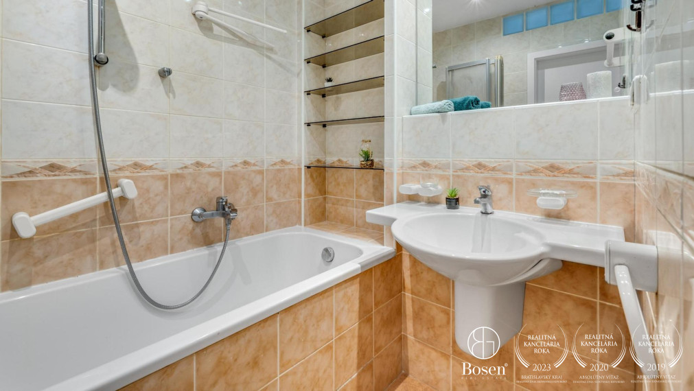 BOSEN |  REZERVOVANÝ 4 izbový byt s loggiou, Krásnohorská - Petržalka, 86 m2