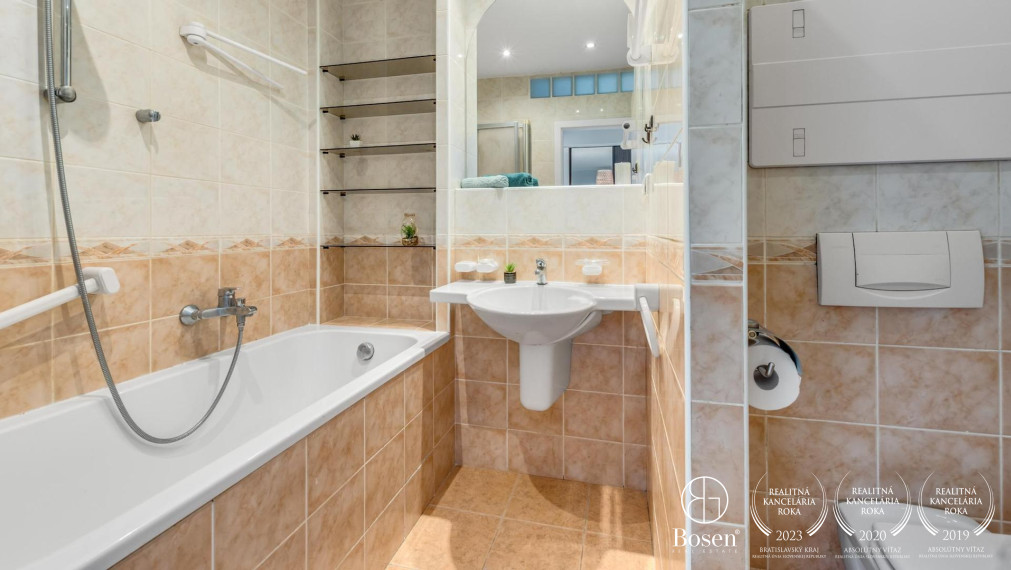 BOSEN |  REZERVOVANÝ 4 izbový byt s loggiou, Krásnohorská - Petržalka, 86 m2