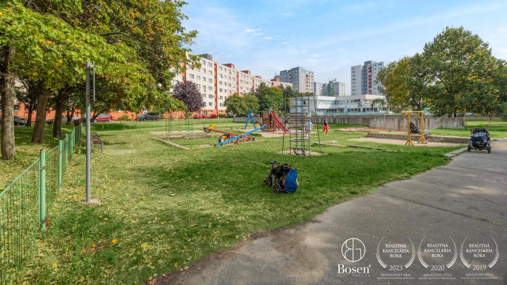 BOSEN |  REZERVOVANÝ 4 izbový byt s loggiou, Krásnohorská - Petržalka, 86 m2