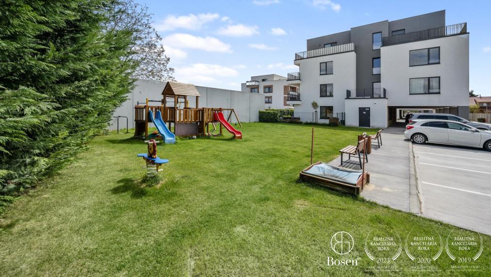 REZERVOVANÝ | Priestranný 2 izb.byt s predzáhradkou v projekte Na Piesku, Ružinov, 145 m2