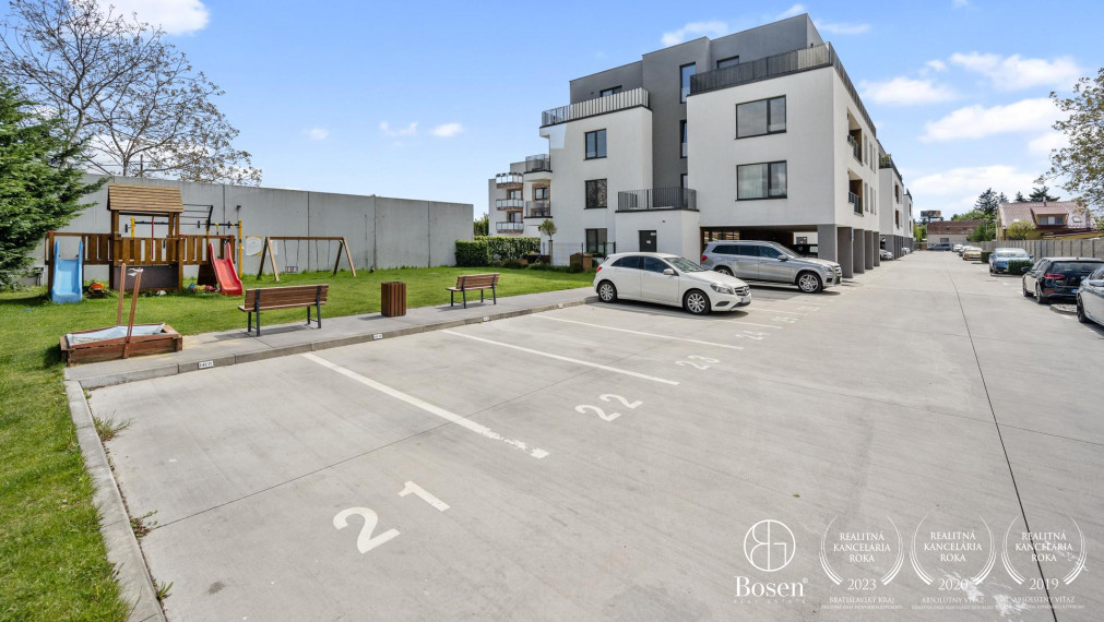 REZERVOVANÝ | Priestranný 2 izb.byt s predzáhradkou v projekte Na Piesku, Ružinov, 145 m2