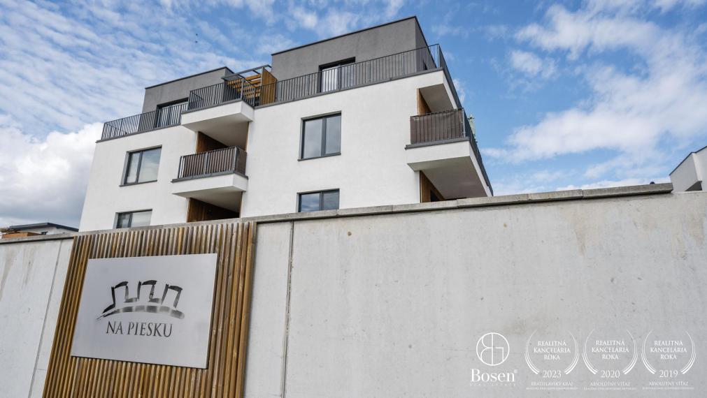 REZERVOVANÝ | Priestranný 2 izb.byt s predzáhradkou v projekte Na Piesku, Ružinov, 145 m2