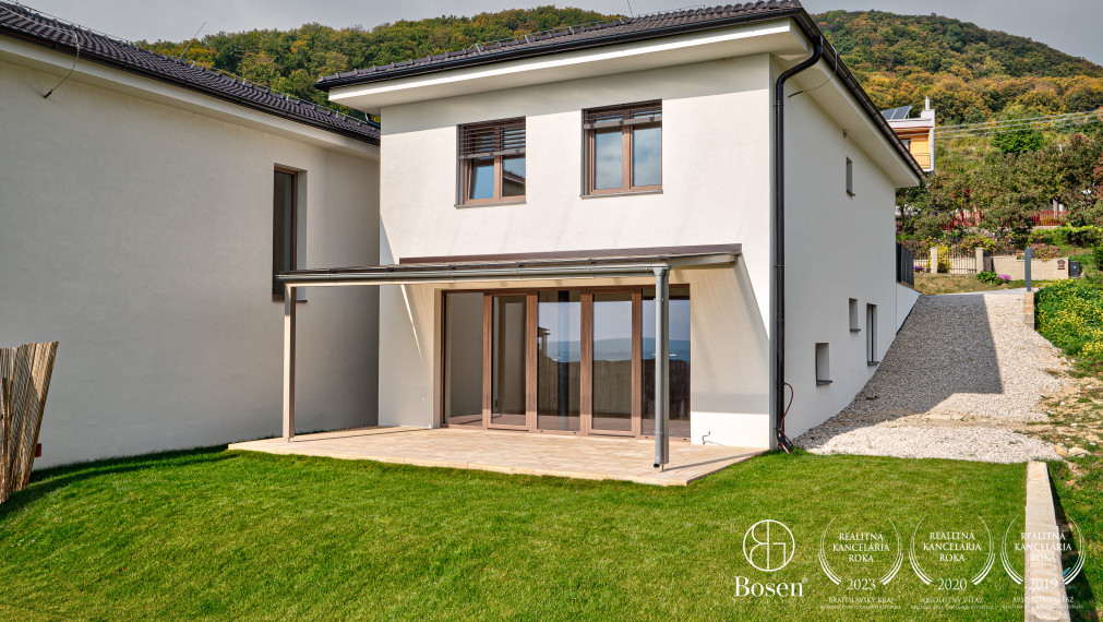 REZERVOVANÝ - 4 izbový dom s garážou a pozemkom 722 m2