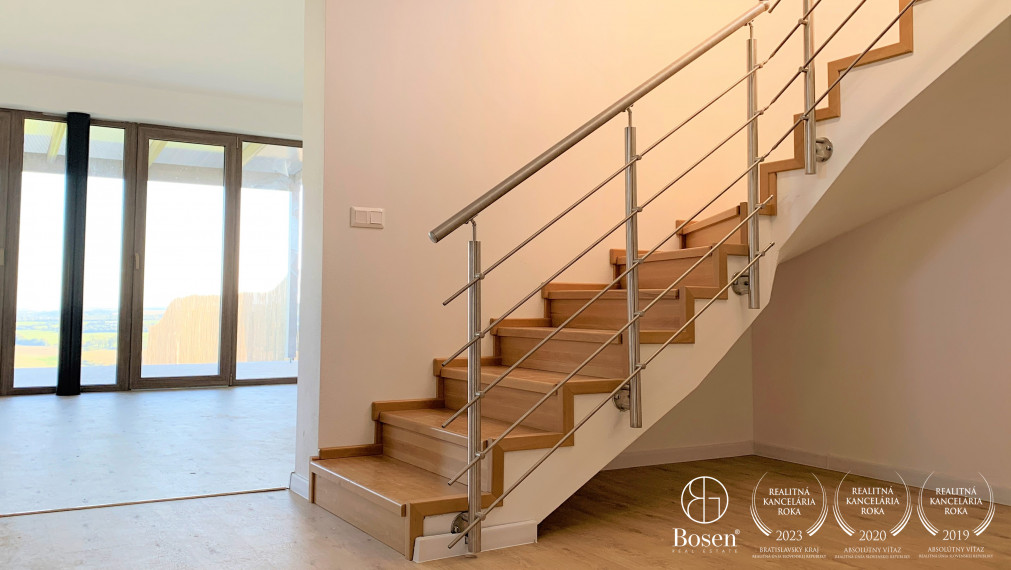 REZERVOVANÝ - 4 izbový dom s garážou a pozemkom 722 m2