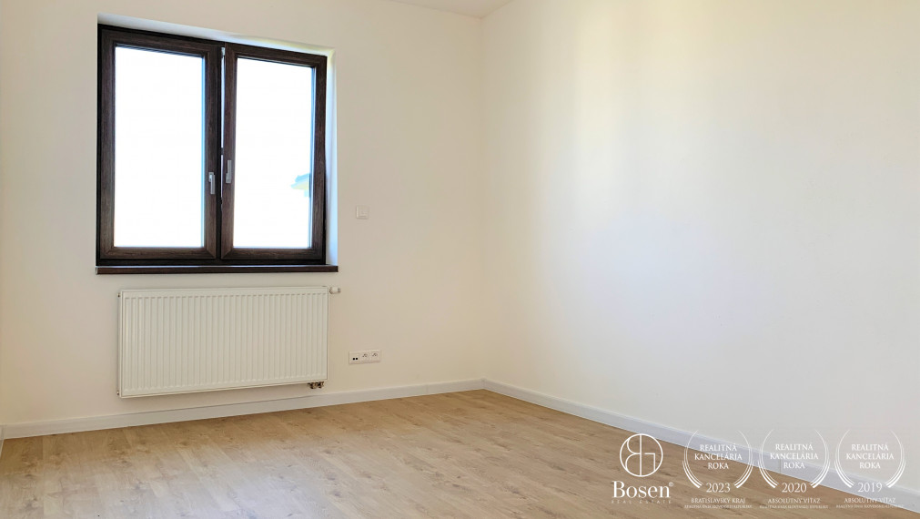 REZERVOVANÝ - 4 izbový dom s garážou a pozemkom 722 m2