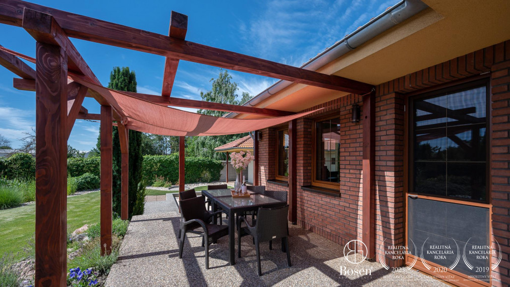 BOSEN |  4 izbový rodinný dom s jazierkom a dvomi garážami v pokojnej časti obce Šamorín - Bučuháza