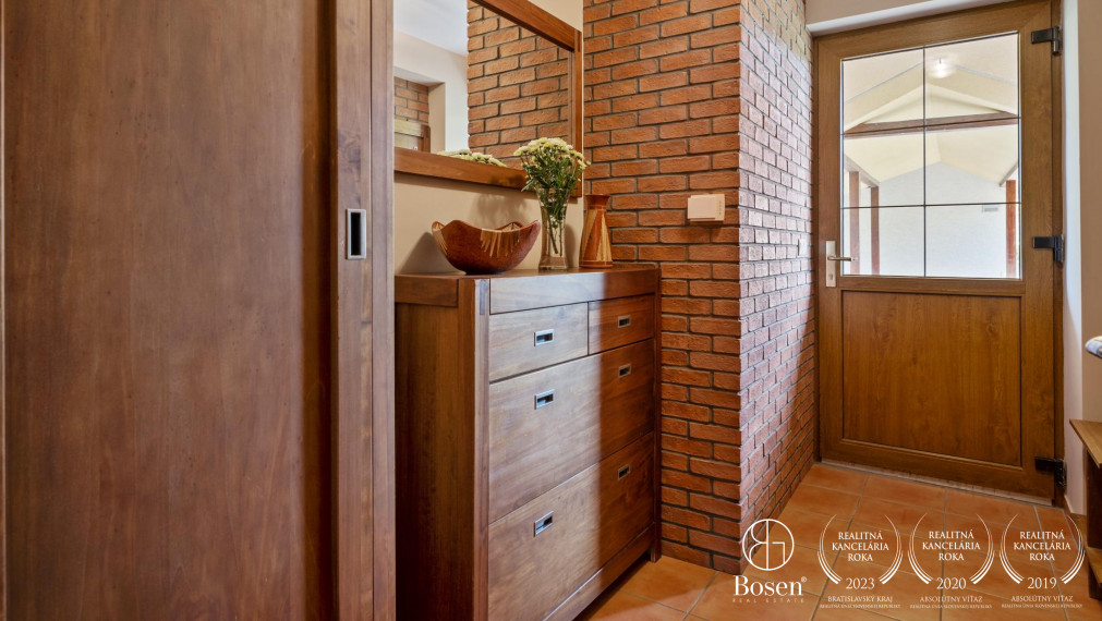 BOSEN |  4 izbový rodinný dom s jazierkom a dvomi garážami v pokojnej časti obce Šamorín - Bučuháza