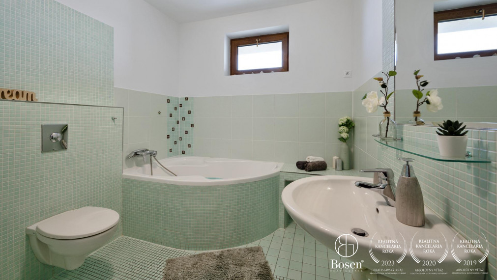 BOSEN |  4 izbový rodinný dom s jazierkom a dvomi garážami v pokojnej časti obce Šamorín - Bučuháza