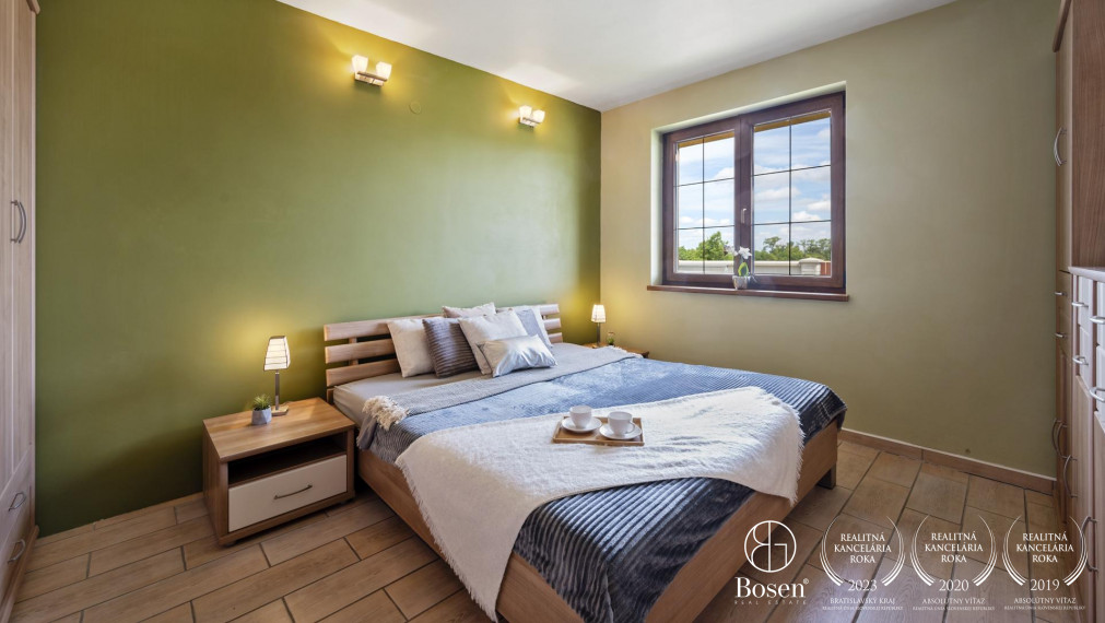 BOSEN |  4 izbový rodinný dom s jazierkom a dvomi garážami v pokojnej časti obce Šamorín - Bučuháza