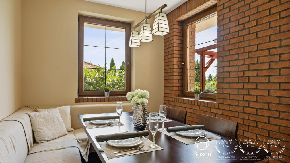 BOSEN |  4 izbový rodinný dom s jazierkom a dvomi garážami v pokojnej časti obce Šamorín - Bučuháza