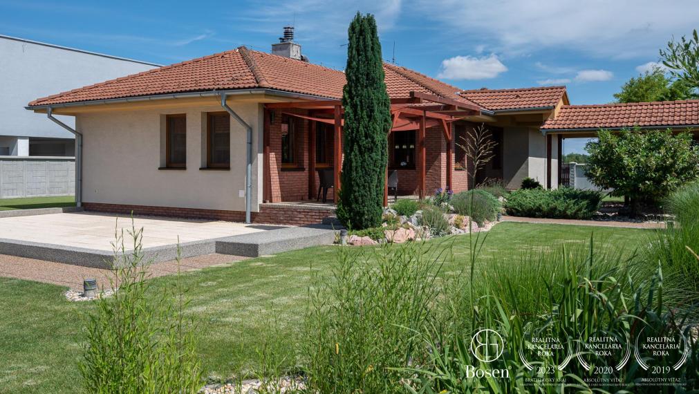 BOSEN |  4 izbový rodinný dom s jazierkom a dvomi garážami v pokojnej časti obce Šamorín - Bučuháza