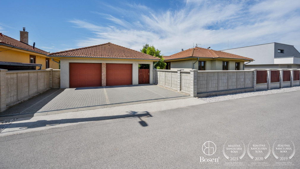 BOSEN |  4 izbový rodinný dom s jazierkom a dvomi garážami v pokojnej časti obce Šamorín - Bučuháza