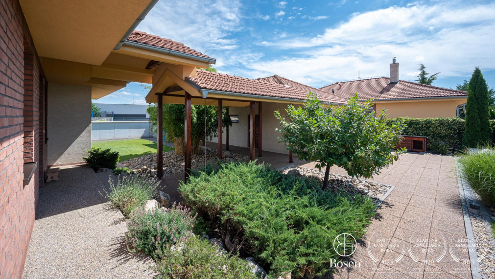 BOSEN |  4 izbový rodinný dom s jazierkom a dvomi garážami v pokojnej časti obce Šamorín - Bučuháza