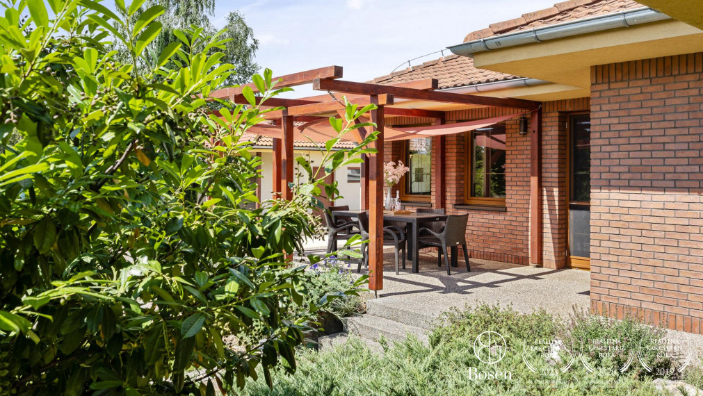 BOSEN |  4 izbový rodinný dom s jazierkom a dvomi garážami v pokojnej časti obce Šamorín - Bučuháza