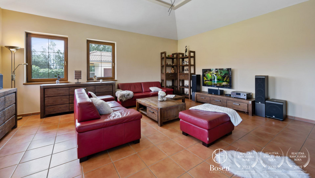 BOSEN |  4 izbový rodinný dom s jazierkom a dvomi garážami v pokojnej časti obce Šamorín - Bučuháza