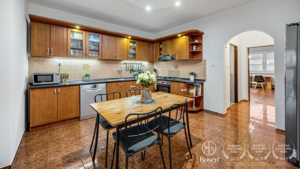 PREDANÉ - 3 izbový slnečný dom 1406m2, Jelka