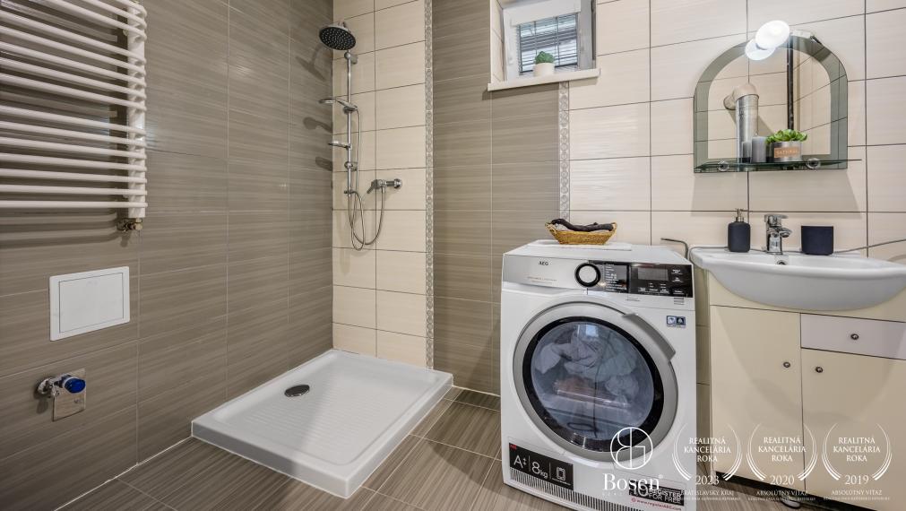 PREDANÉ - 3 izbový slnečný dom 1406m2, Jelka