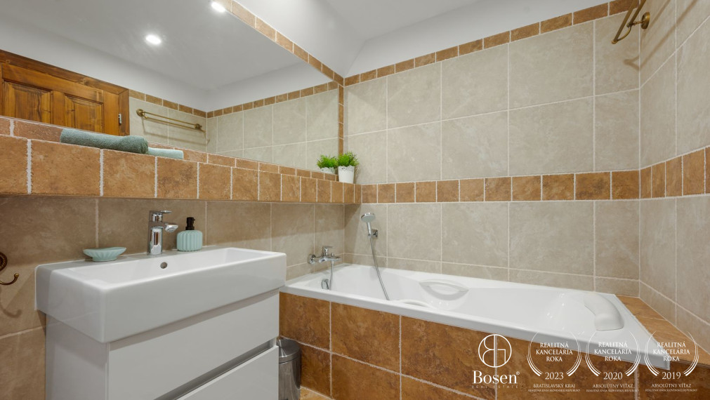 PREDANÉ - BOSEN | Rodinný dom v historickom centre, Svätý Jur