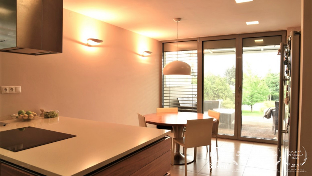 Elegantný 7i rodinný dom s bazénom, saunou a vírivkou, Malinovo