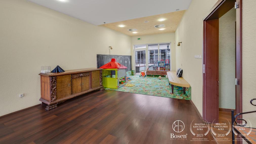 BOSEN | !!BEZ ODSTUPNÉHO!! odstúpenie kompletne zariadenej reštaurácie . Hálkova, Nové Mesto 876m2