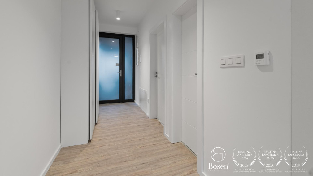 BOSEN | Prenájom 2 izbový byt s predzáhradkou a parkovacím miestom ,,B1'' na ulici Karpatská, Bratislava - Staré Mesto