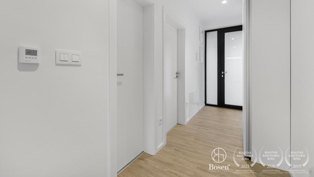 BOSEN | Prenájom 2 izbový byt s predzáhradkou a parkovacím miestom, Karpatská ulica, Bratislava - Staré Mesto