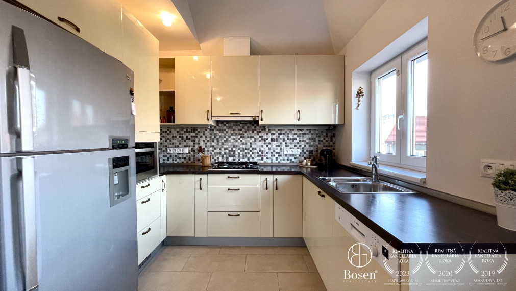 PRENAJATÉ | BOSEN | 2 izbový mezonet s terasou na ulici Ursínyho, Bratislava – m.č. Nové mesto