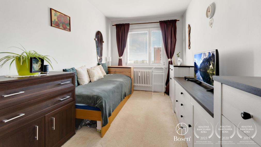 REZERVOVANÉ | 4 izb. priestranný slnečný byt s loggiou, Rajčianska, 82 m2