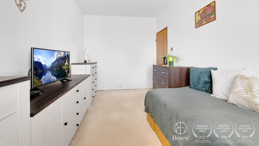 REZERVOVANÉ | 4 izb. priestranný slnečný byt s loggiou, Rajčianska, 82 m2