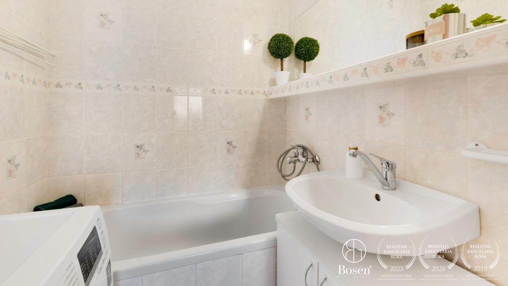 REZERVOVANÉ | 4 izb. priestranný slnečný byt s loggiou, Rajčianska, 82 m2