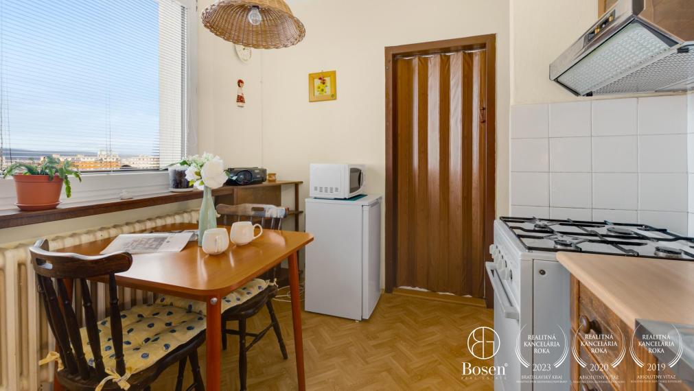 REZERVOVANÉ | 4 izb. priestranný slnečný byt s loggiou, Rajčianska, 82 m2