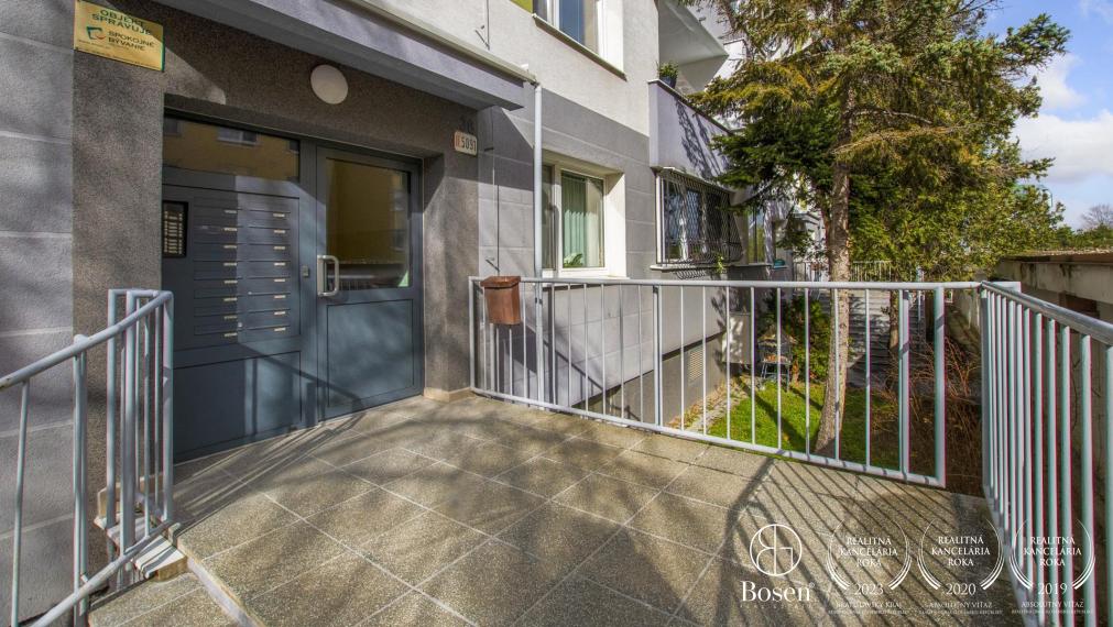 REZERVOVANÉ | 4 izb. priestranný slnečný byt s loggiou, Rajčianska, 82 m2