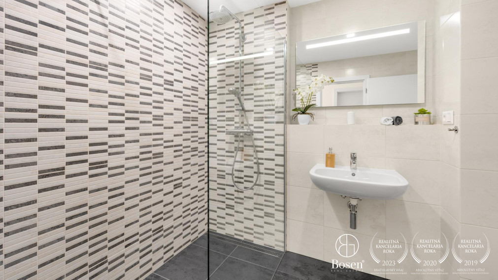 REZERVOVANÝ | Priestranný 2 izb.byt s predzáhradkou v projekte Na Piesku, Ružinov, 145 m2