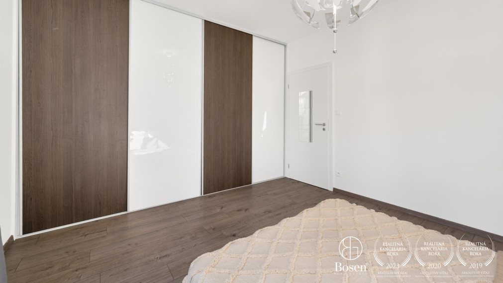 REZERVOVANÝ | Priestranný 2 izb.byt s predzáhradkou v projekte Na Piesku, Ružinov, 145 m2