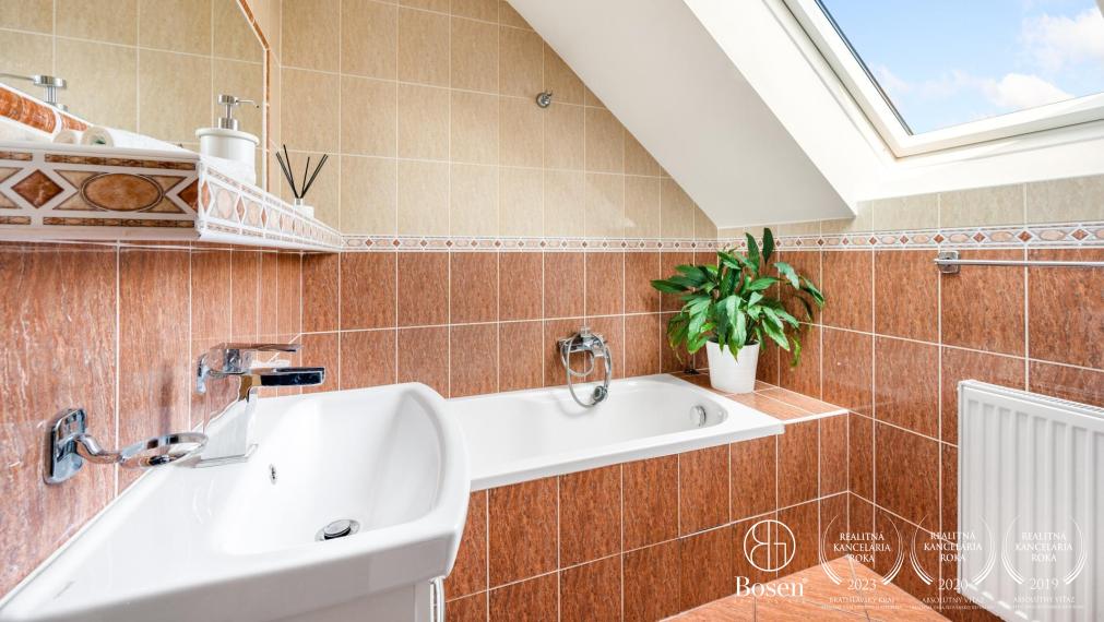 Predané BOSEN | 3 izbový rodinný dom so záhradou v m. č. - Vajnory