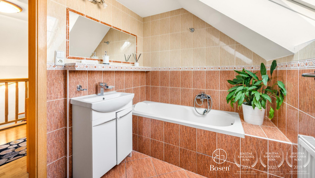 Predané BOSEN | 3 izbový rodinný dom so záhradou v m. č. - Vajnory