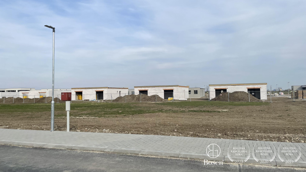 BOSEN  Pozemok so stavebným povolením v Miloslavove