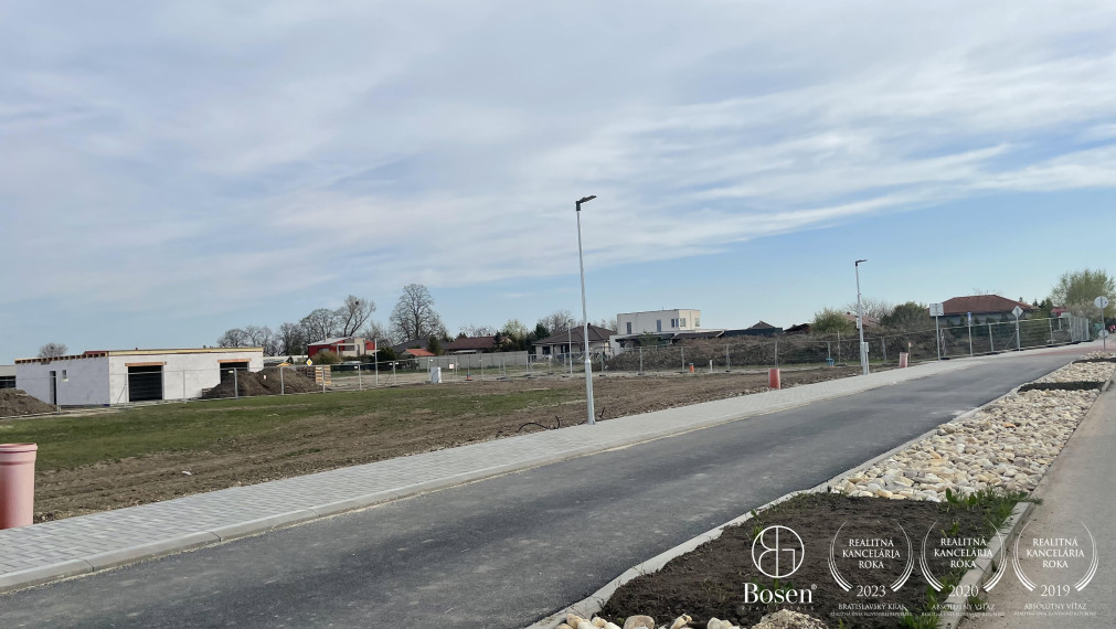 BOSEN  Pozemok so stavebným povolením v Miloslavove