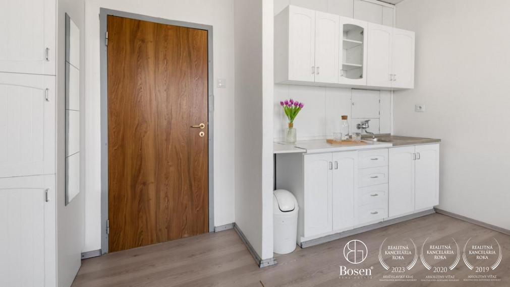 BOSEN - garsónka na začiatku Petržalky s balkónom, 30m2