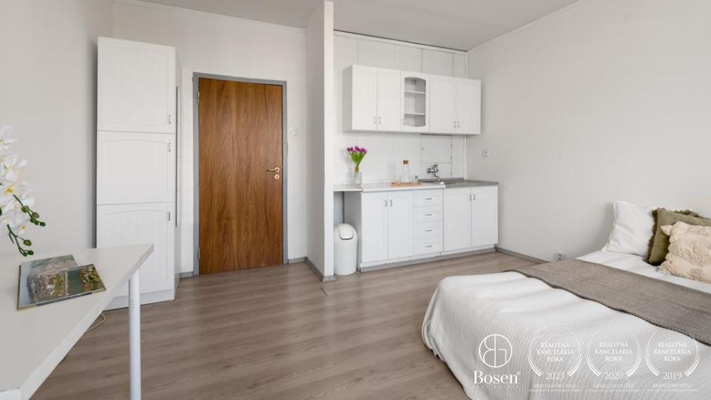 BOSEN - garsónka na začiatku Petržalky s balkónom, 30m2