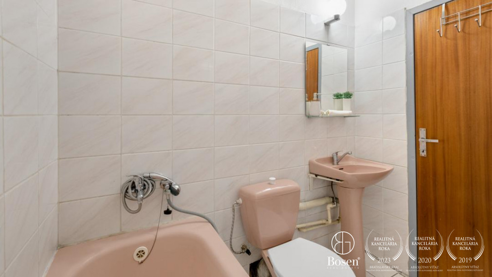 BOSEN - garsónka na začiatku Petržalky s balkónom, 30m2